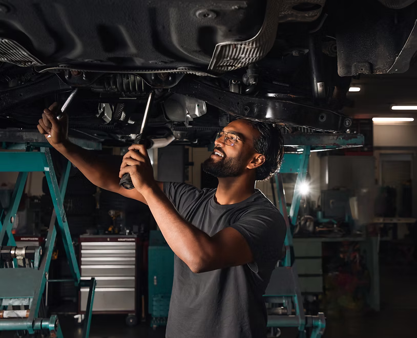 Arbeit an einem Fahrzeug in der Werkstatt des Autocenters Herzogenbuchsee